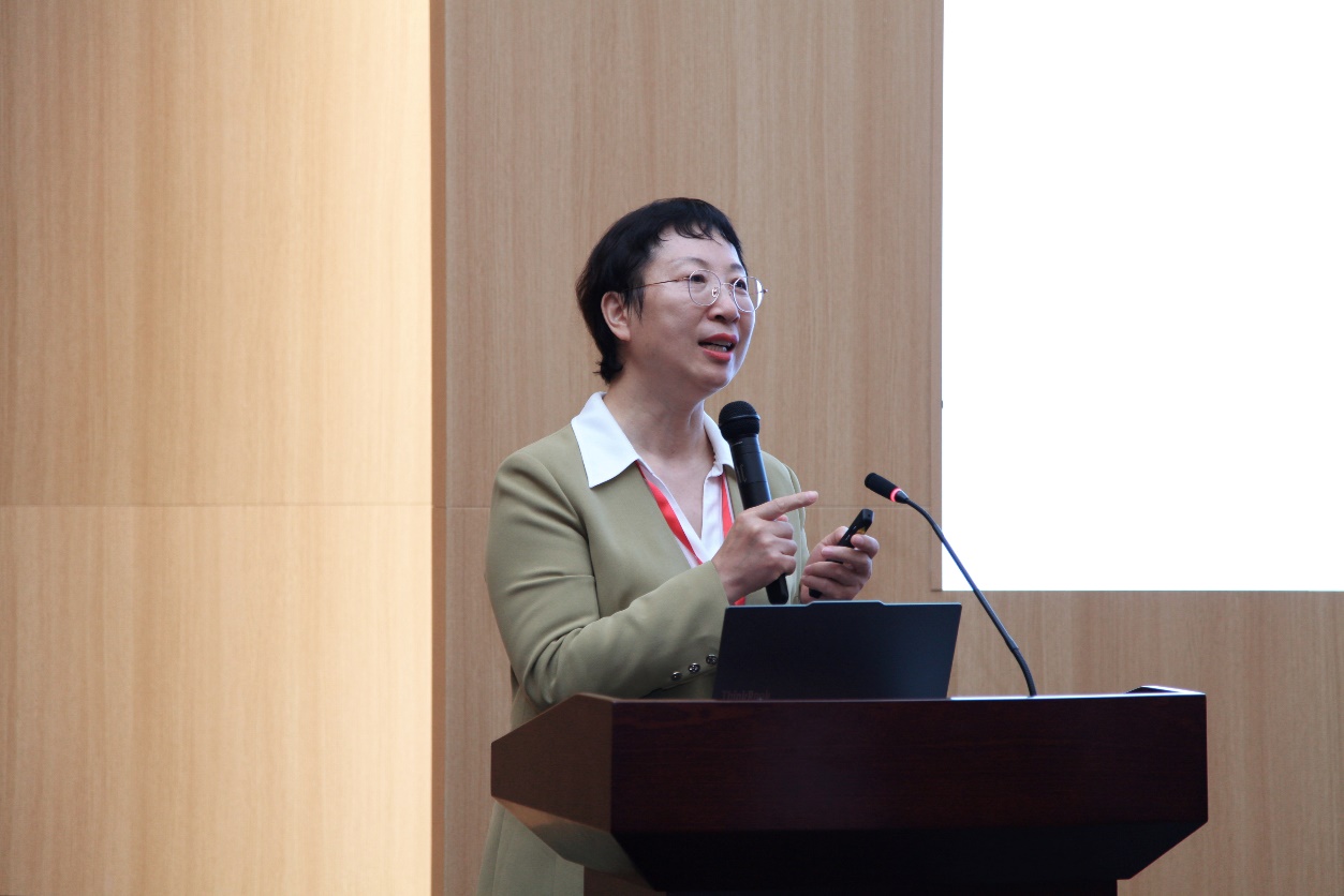 女人站在钢琴前AI 生成的内容可能不正确。
