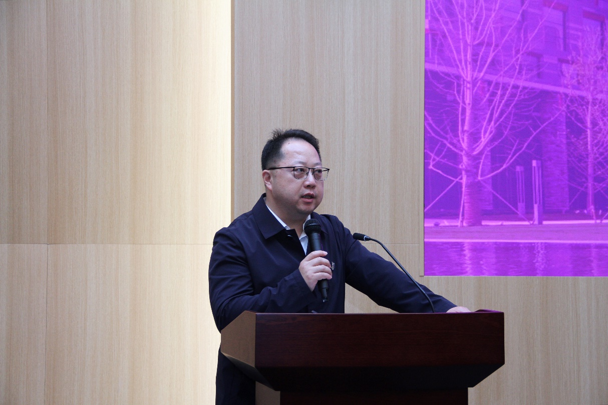 穿着西装笔挺的男子正在演讲AI 生成的内容可能不正确。