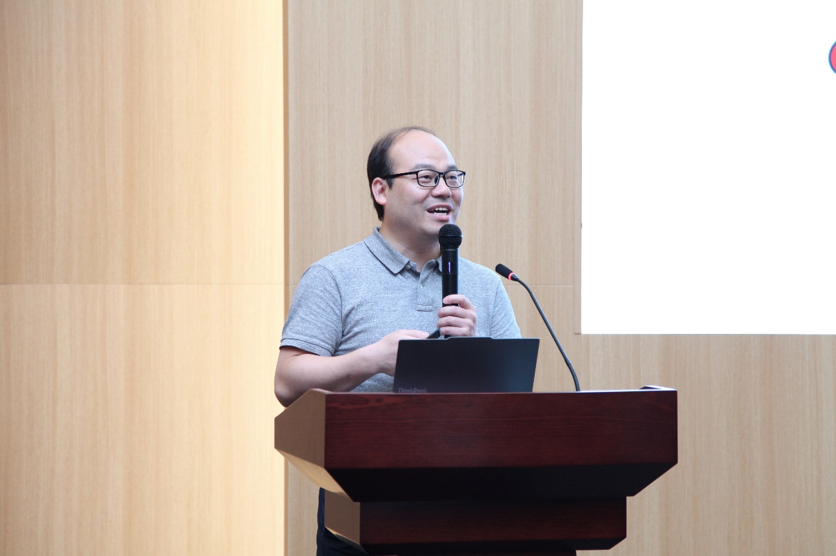 钢琴的人AI 生成的内容可能不正确。