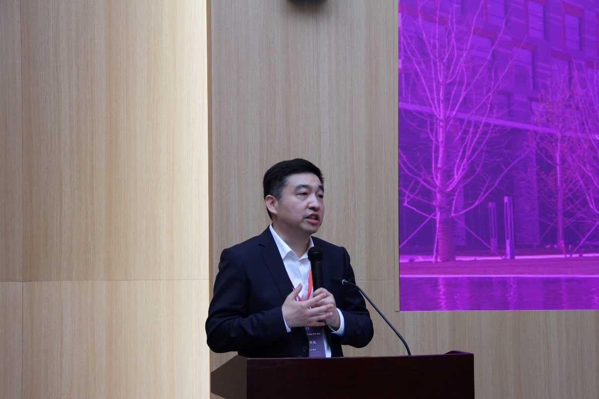穿着西装笔挺的男子正在演讲AI 生成的内容可能不正确。