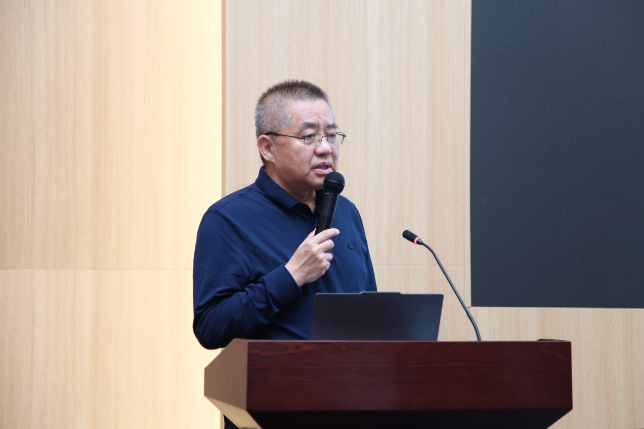 穿着西装笔挺的男子与配字AI 生成的内容可能不正确。